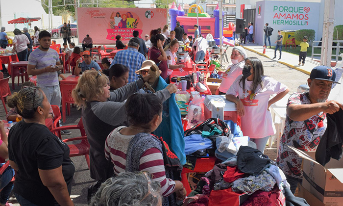 Ofertan artículos durante Feria Emprendedora en las instalaciones del PRI