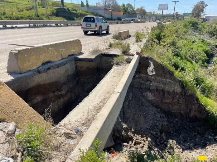 Socavón de 35 metros en costas de Tijuana genera caos en frontera México-EEUU