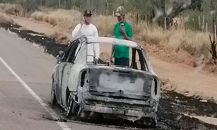 Consume incendio un automóvil en la carretera a Bahía de Kino