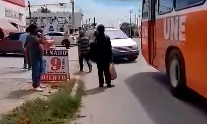 Impacta camión a un auto en la colonia Lomas de Madrid