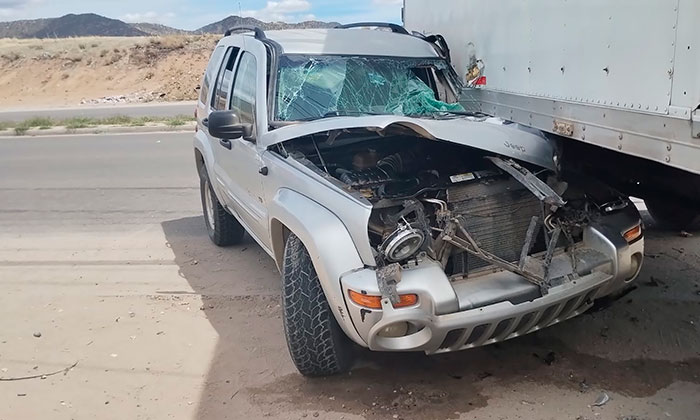 Embiste tráiler un auto en la colonia Romanza