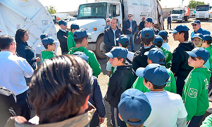 Muestra instalaciones de Servicios Públicos a estudiantes; El alcalde Antonio Astiazarán