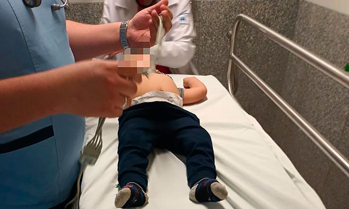 Auxilian a niño con insuficiencia respiratoria; Elementos de la Policía Municipal