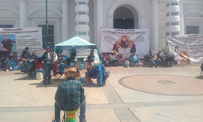 Bloquean acceso principal de Palacio de gobierno; Ex Concesionarios del transporte