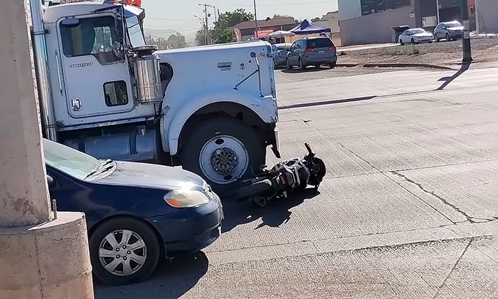 Choca motociclista contra tráiler; Resulta levemente lesionado