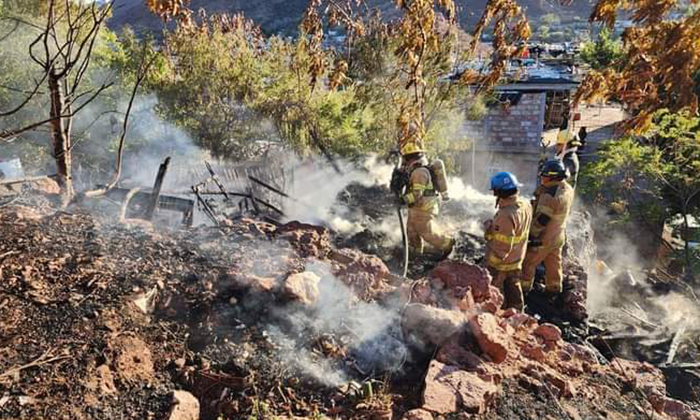 Sofocan dos incendios de maleza y basura.