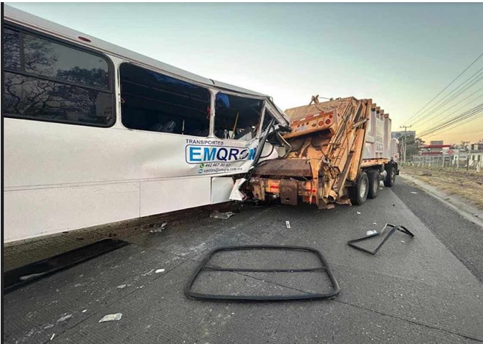 Choca autobús de personal en la México-Querétaro; hay 12 lesionados
