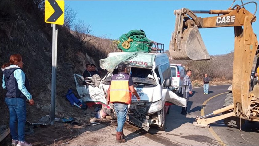 Choque en carretera de Oaxaca deja 4 muertos y 10 heridos