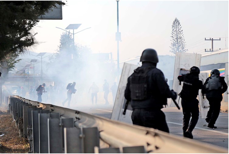 Estudiantes de Ayotzinapa chocan con policías en Autopista del Sol