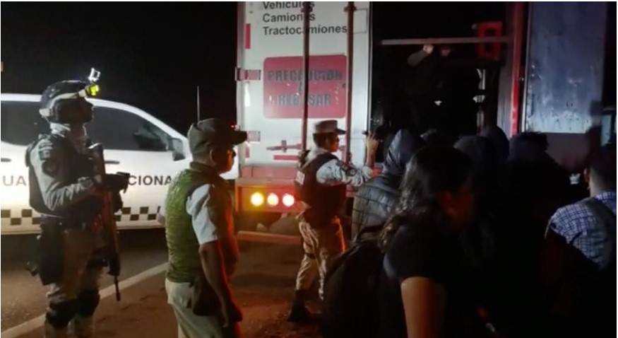 Localizan a 209 migrantes en un tráiler abandonado en Veracruz