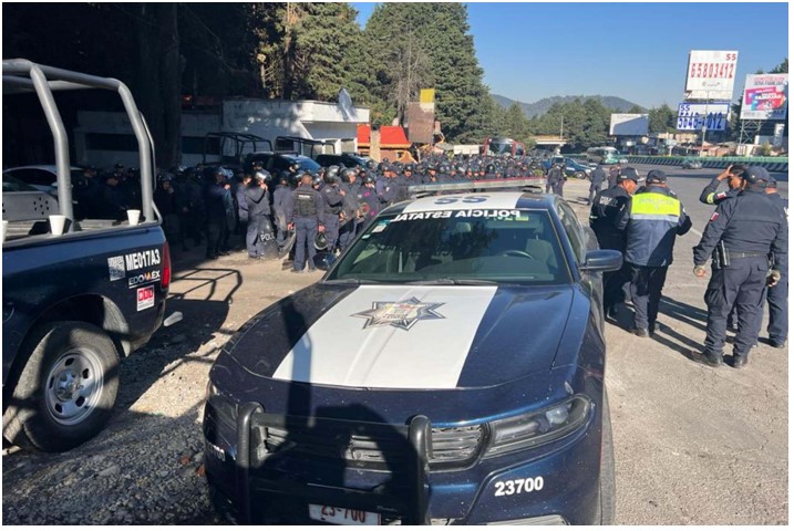 Policías repliegan a manifestantes que bloqueaban la carretera México-Toluca