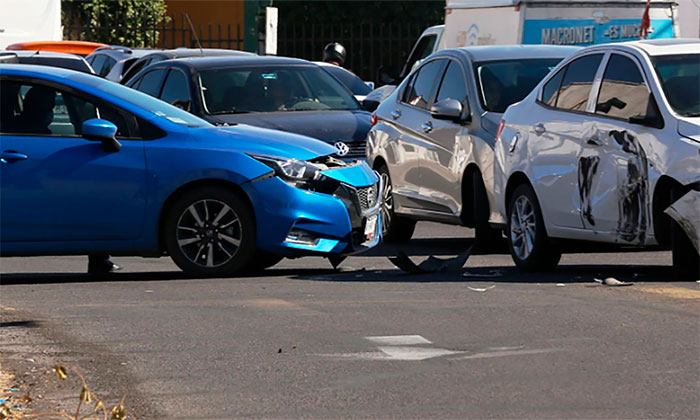 Colisionan dos automóviles tras falla en semáforo