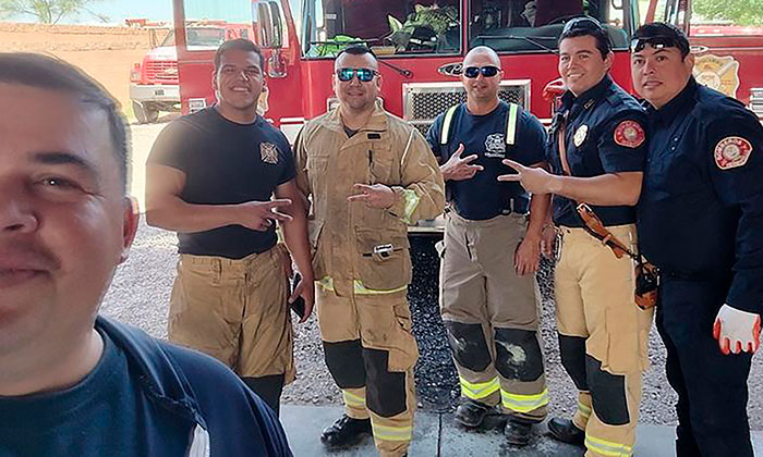 Salvan bomberos a bebé de un año tras llegar sin respirar al cuartel