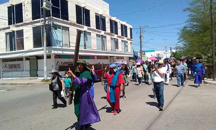 Celebran Viacrucis en la Parroquia de Fátima en la colonia San Benito