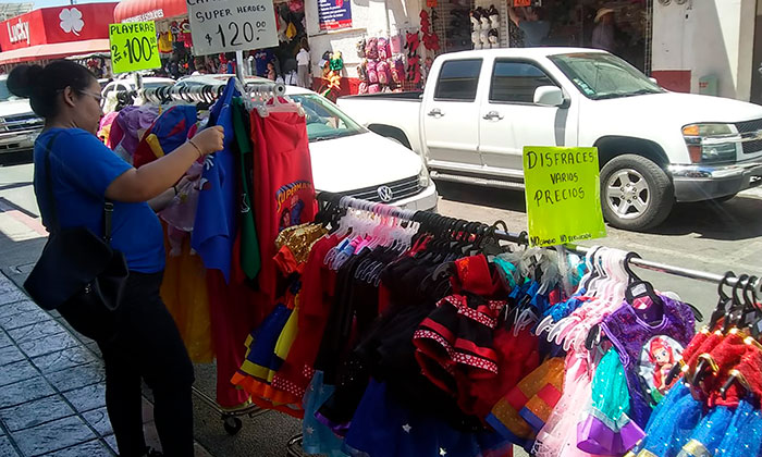 Aumenta demanda de disfraces por el Día del Niño en comercios del Centro