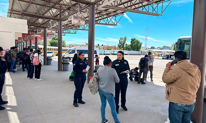 Orientan a vacacionistas sobre medidas preventivas en la Central Camionera