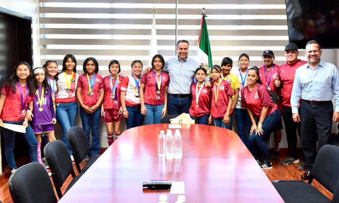 Apoya Toño Astiazarán a deportistas que representarán a Hermosillo en competencias