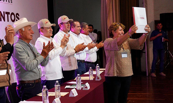 Entrega gobernador apoyo y escrituras a familias