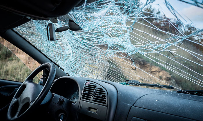 Agrede a esposa y le daña el carro al vecino