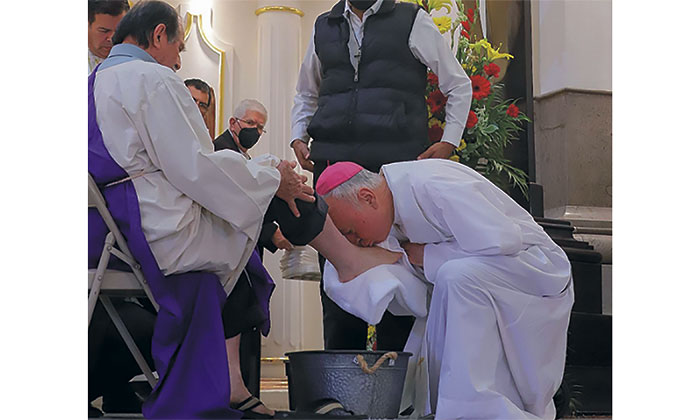 El arzobispo Ruy Rendón Leal realizó la ceremonia de lavado de pies durante la ceremonia de la Última Cena de Jesucristo