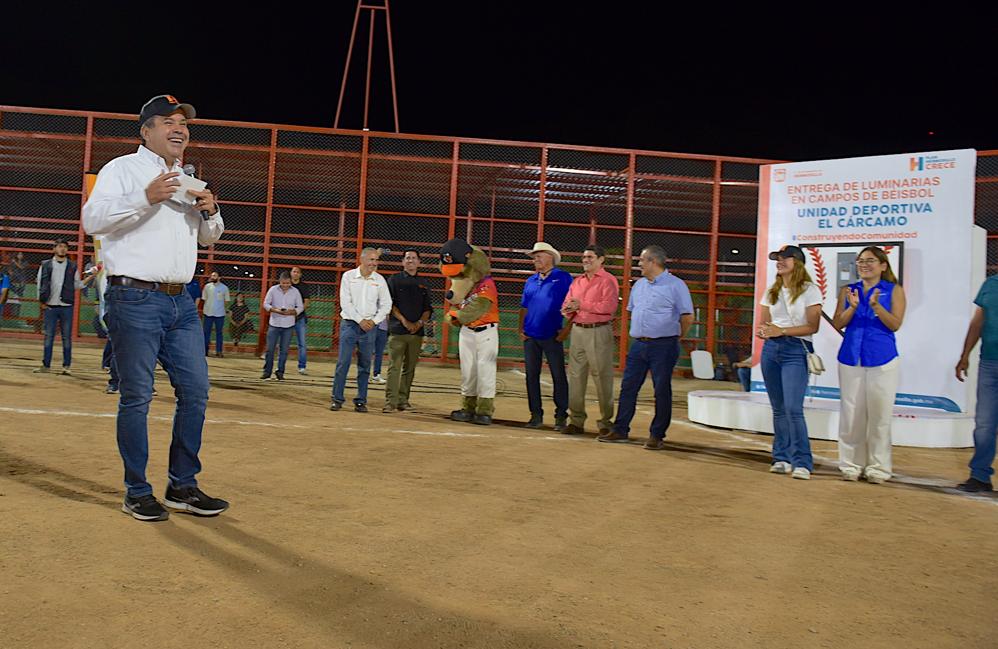 Ilumina campos deportivos en El Cárcamo; Cumple Toño Astiazarán a deportistas