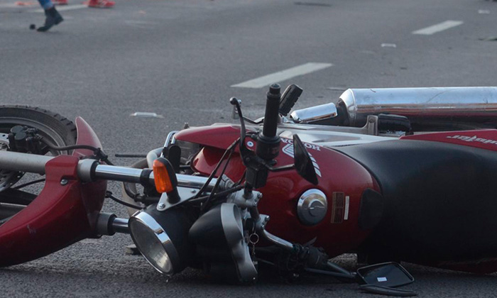 Cae de motocicleta mujer al enredarse alambre en la rueda