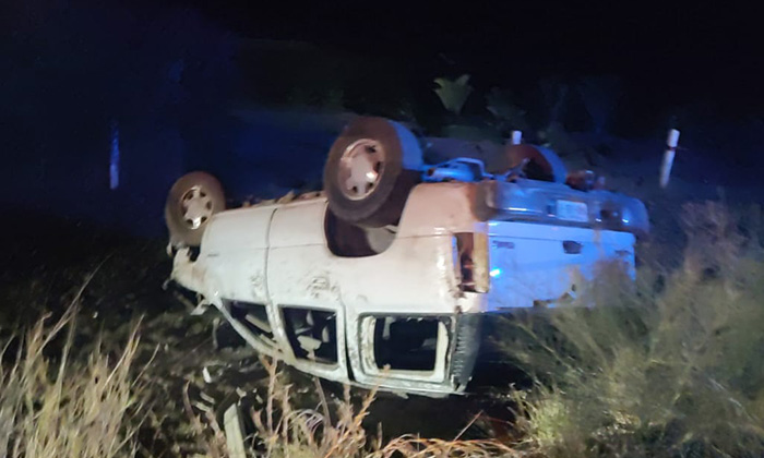 Mueren dos al volcarse en la carretera a Bahía Kino