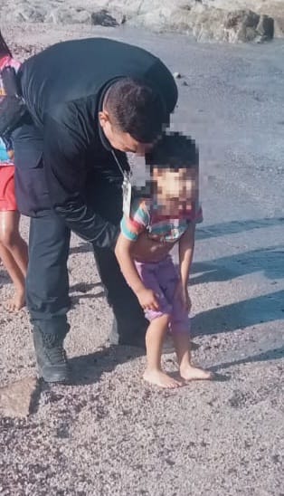 Apoyan policías a niña que se ahogaba en mar de Bahía de Kino.