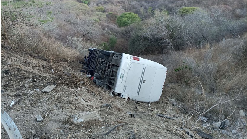 Autobús de equipo infantil de futbol cae a barranco en Jalisco; hay un muerto