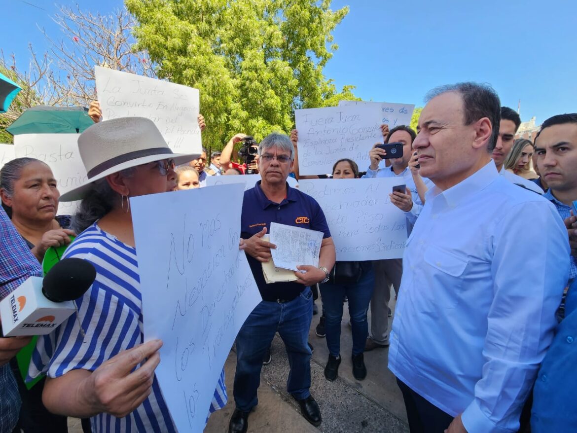 Se manifiestan trabajadores de la Planta Norson en Palacio de Gobierno