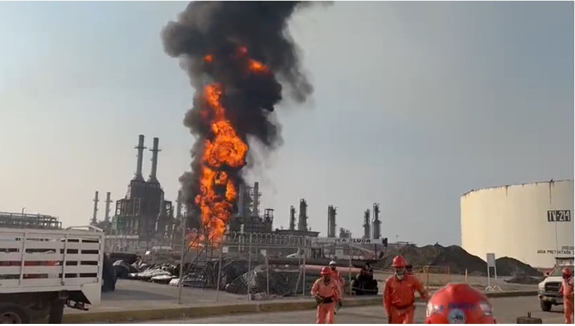 Incendio en refinería de Salina Cruz obliga desalojo de empleados