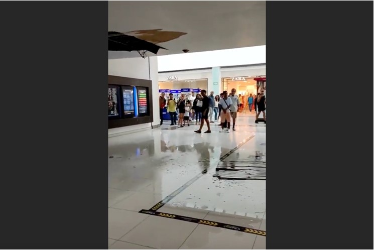 Lluvia en Cancún deja vuelos desviados, cortes de luz e inundaciones