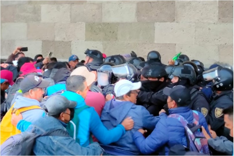 Maestros de Oaxaca intentan entrar a Palacio Nacional