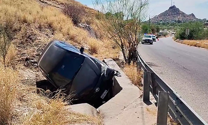 Choca auto contra poste y vuelca en el cerro de la Cementera