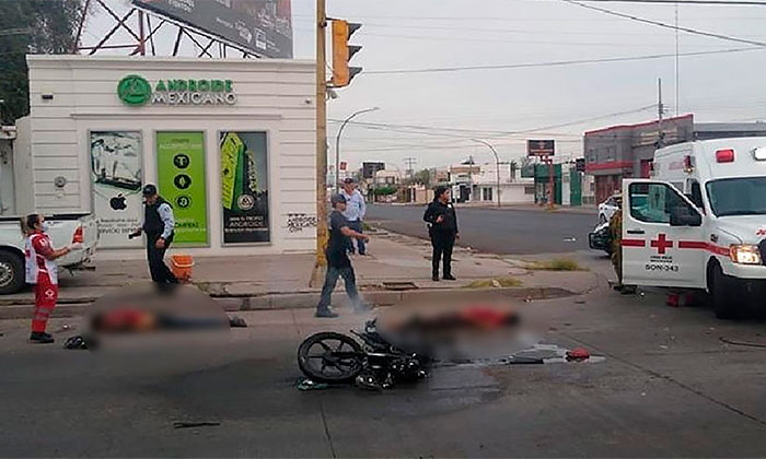 Se impactan motociclistas con pick up tras no respetar semáforo
