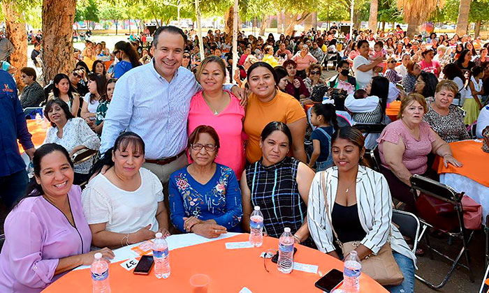 Festejan a mamás de 34 colonias; El alcalde Antonio Astiazarán