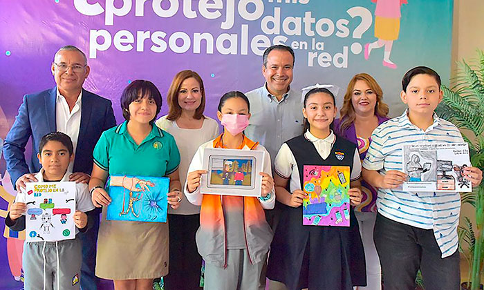 Premia a ganadores de concurso de dibujo; El alcalde Antonio Astiazarán