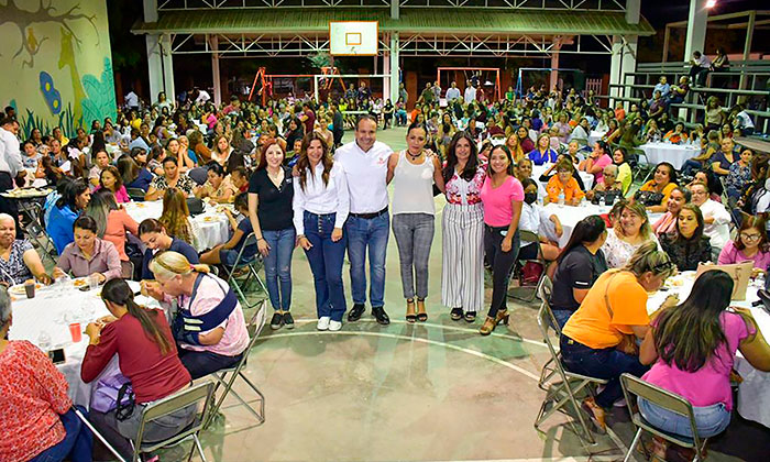 Convive alcalde con madres; El Presidente Municipal, Toño Astiazarán y Patty Ruibal