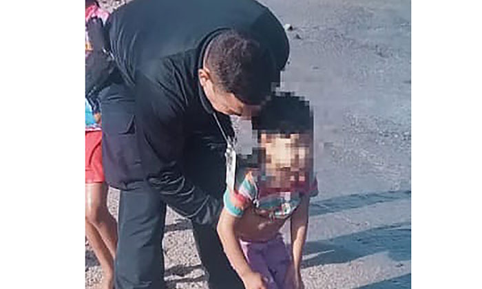 Auxilian policías a niña que se ahogaba en Bahía de Kino