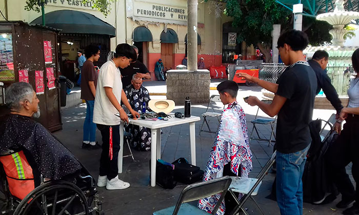 Ofrecen estilistas cortes de cabello gratuitos en el andador del Mercado Municipal