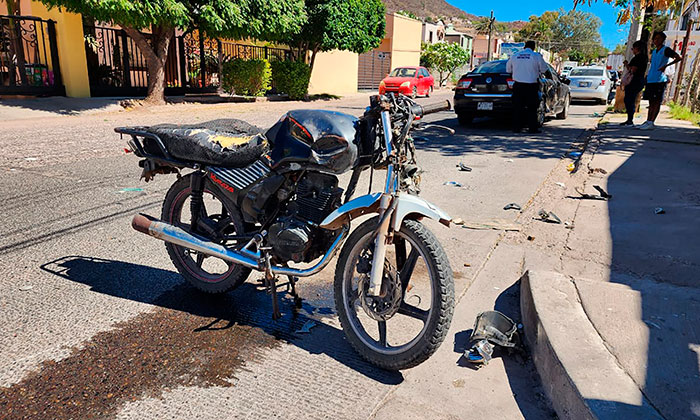 Se lesiona joven motociclista en accidente en Guaymas