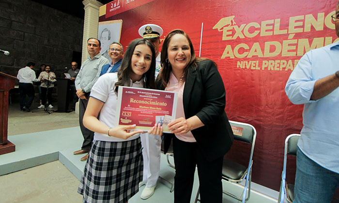 Reconocen excelencia académica de preparatorianos