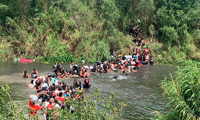 Migrantes cruza el Río Bravo en Tamaulipas
