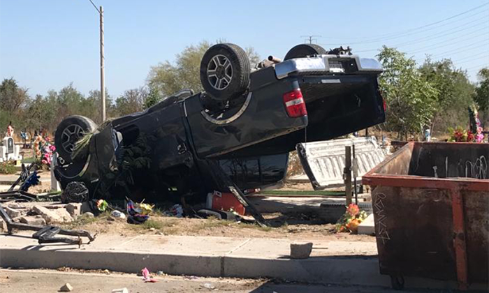 Vuelca pick up en el panteón