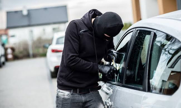 Provocan daños a auto estacionado