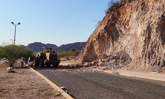 Protección Civil interviene en desgaje de cerro