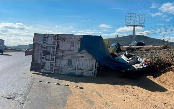 Conductor de auto sobrevive tras ser aplastado por caja de tráiler en la México-Querétaro