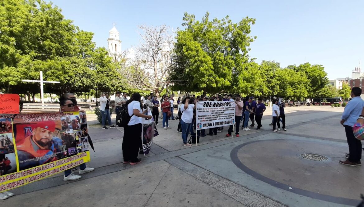 Padres ABC y jóvenes sobrevivientes se manifestaron en Palacio de Gobierno; exigen atención médica para menores con secuelas