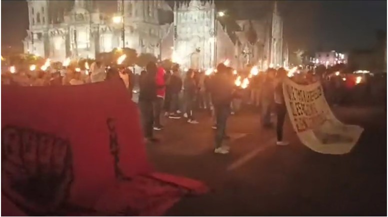 Normalistas protestan con antorchas frente a Palacio Nacional