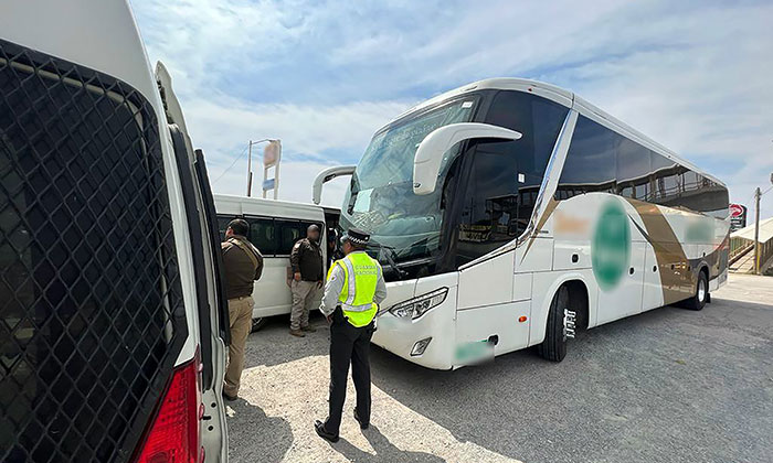 Rescatan a 130 migrantes en carreteras de Sonora; Viajaban en cuatro autobuses